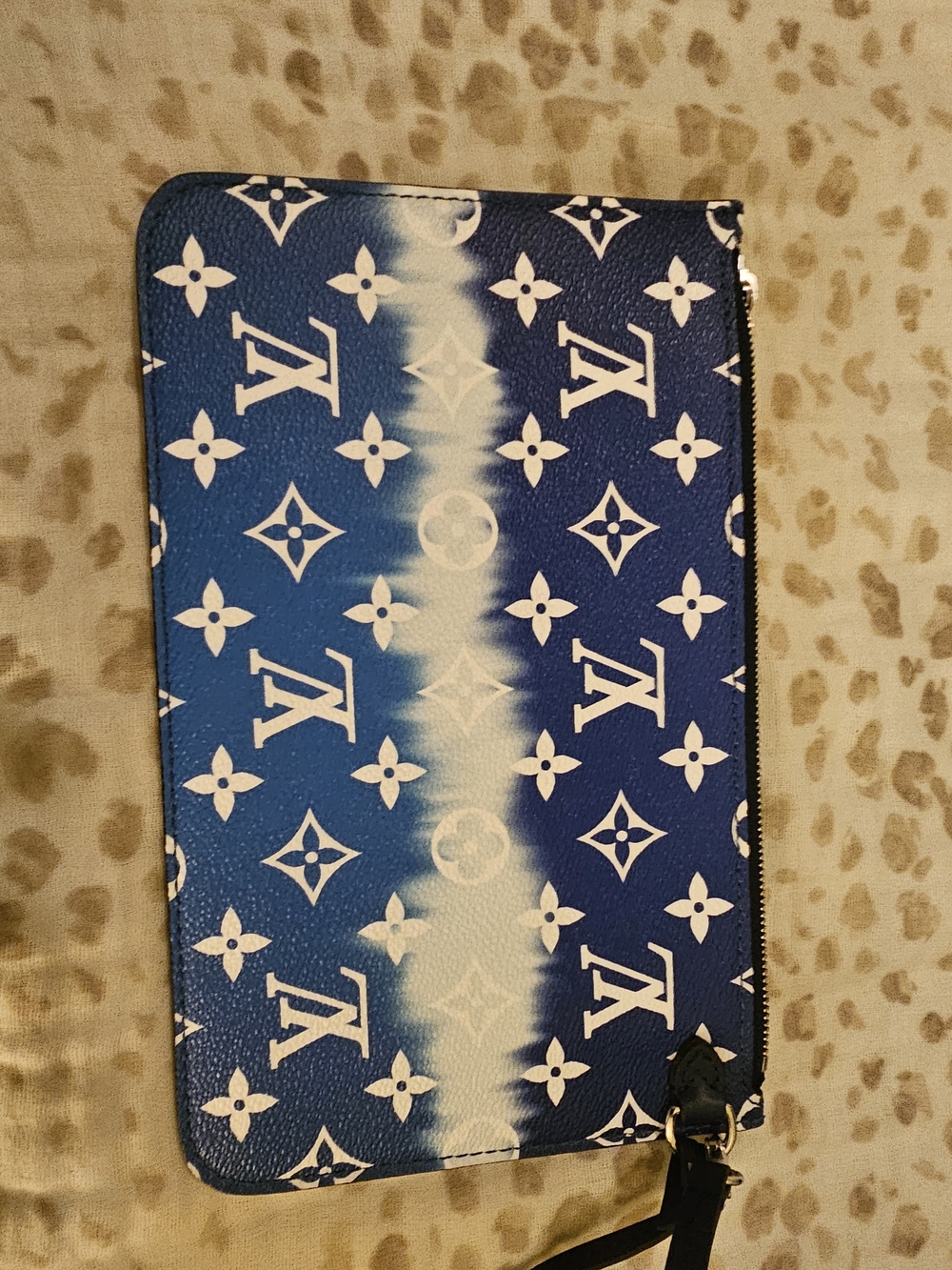 Louis Vuitton Escale Wristlet Pouch💙 - Picture 2 of 8